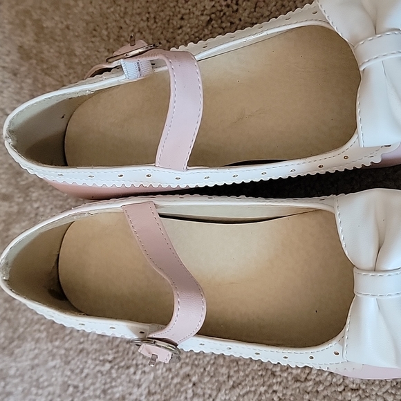 Pink & white strap shoes - Picture 5 of 11
